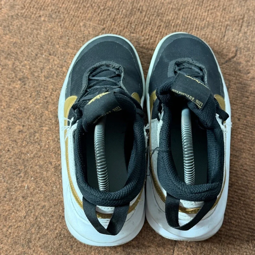 B+ Nike Team Hustle D 10 GS Black Gold White Basketball Shoes CW6735-002 Size 5Y